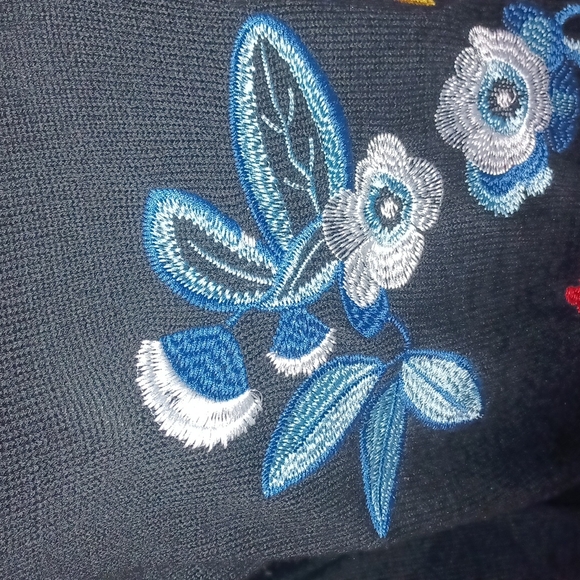Relatively Crew Neck Pullover Sweater With Embroidered Flowers, M - Picture 2 of 6